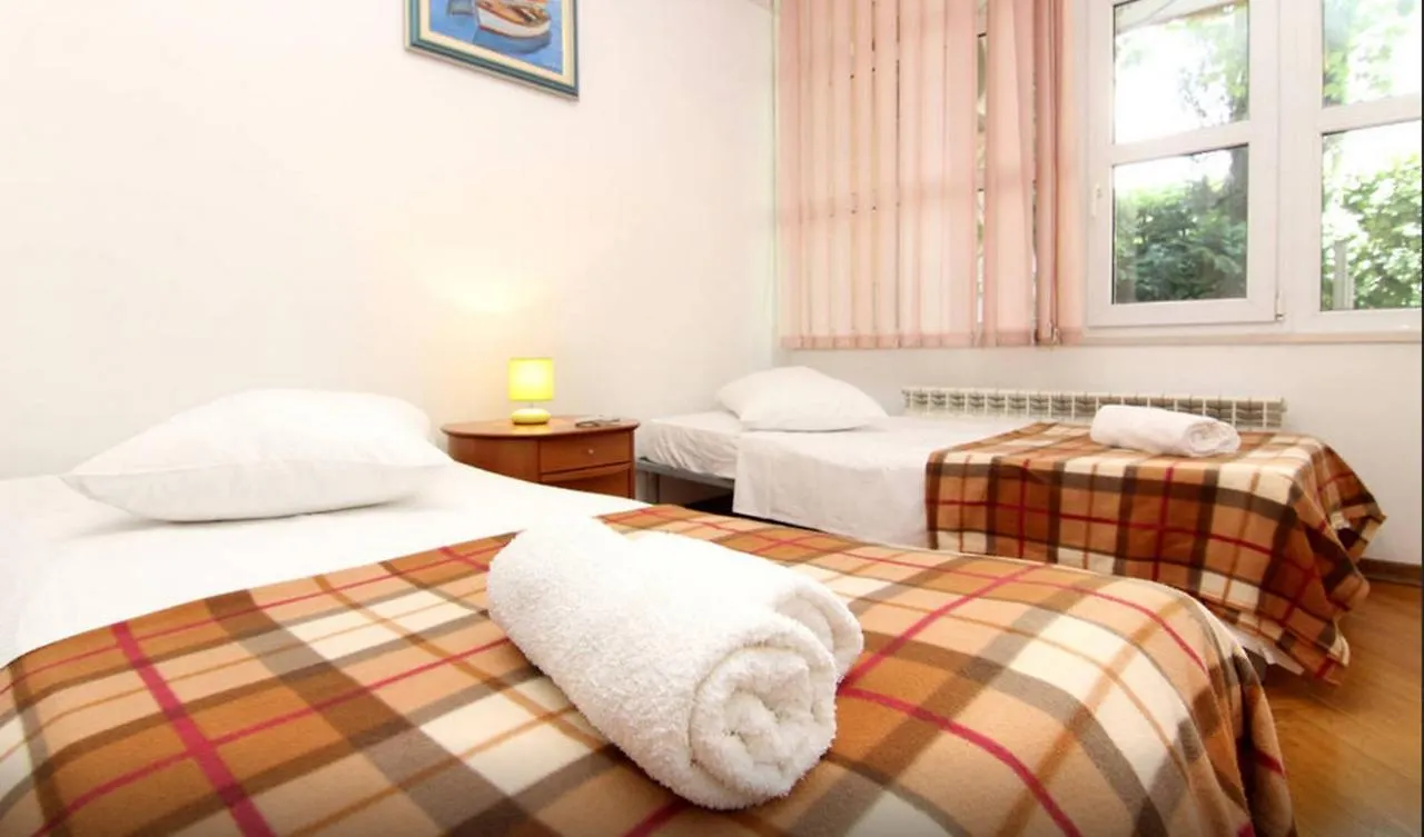 Apartment Kvaternikova - Pool, Grill, 4 Bedrooms, 3 Bathrooms Split 0*,  Croatia