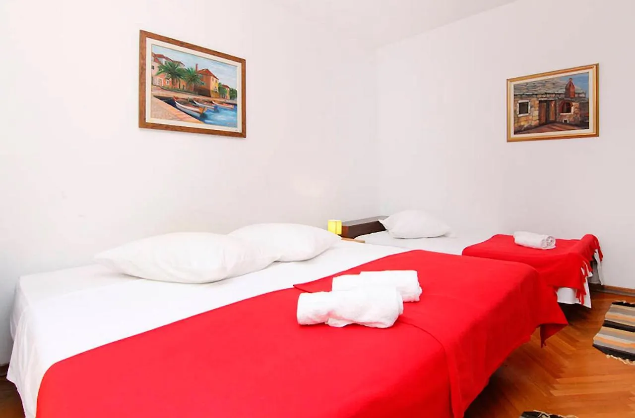 Apartment Kvaternikova - Pool, Grill, 4 Bedrooms, 3 Bathrooms Split 0*,