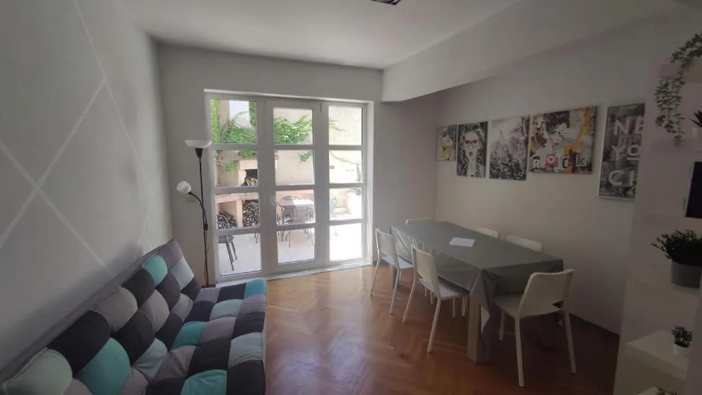 Apartment Kvaternikova - Pool, Grill, 4 Bedrooms, 3 Bathrooms Split 0*,  Croatia